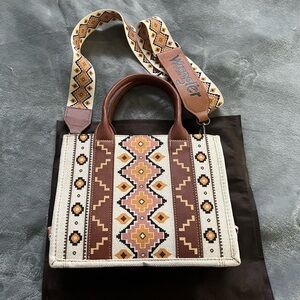 Wrangler Purse Boho Aztec with
Spacious main compartment & adjustable strap.